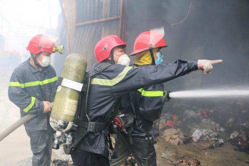 Hình ảnh Công an TP.HCM trong cuộc chiến chữa cháy kho hàng xã Bình Hưng- Ảnh 4.