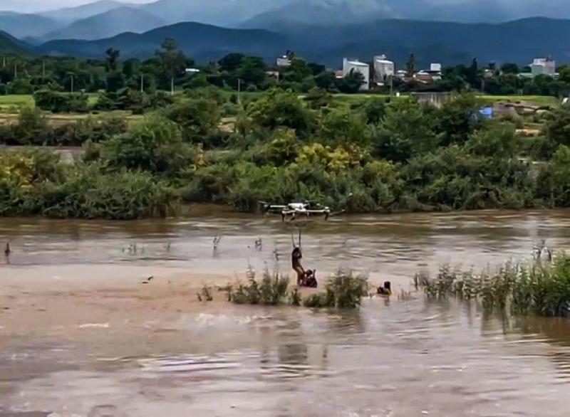 Gia Lai: Dùng máy bay không người lái giải cứu trẻ em giữa dòng lũ- Ảnh 1.