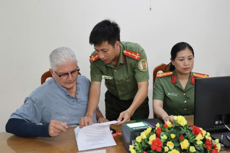 Khánh Hòa triển khai thuận lợi cấp định danh điện tử mức 2 cho người nước ngoài- Ảnh 2. Khánh Hòa triển khai thuận lợi cấp định danh điện tử mức 2 cho người nước ngoài- Ảnh 2.