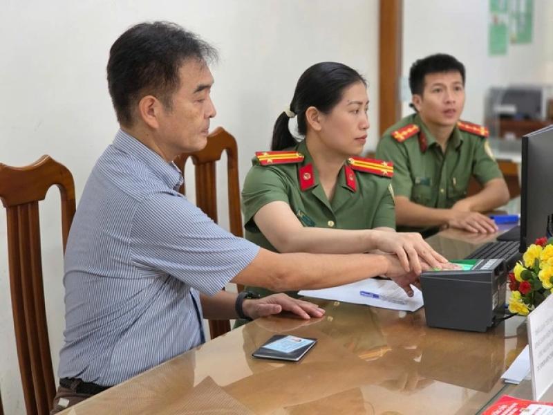 Khánh Hòa triển khai thuận lợi cấp định danh điện tử mức 2 cho người nước ngoài- Ảnh 4. Khánh Hòa triển khai thuận lợi cấp định danh điện tử mức 2 cho người nước ngoài- Ảnh 4.