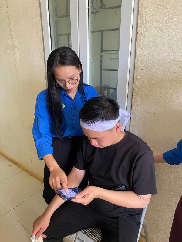 Áo xanh tình nguyện hỗ trợ người dân sử dụng dịch vụ công trực tuyến tại thanh hóa - Ảnh 8. Áo xanh tình nguyện hỗ trợ người dân sử dụng dịch vụ công trực tuyến tại thanh hóa - Ảnh 8.
