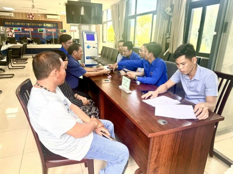 'Màu áo xanh' hỗ trợ người dân làm thủ tục hành chính ở Đặc khu Lý Sơn - Ảnh 1.