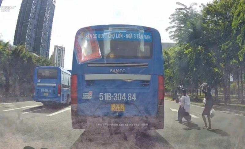 CSGT TP.HCM xử lý tài xế xe buýt dừng giữa đường đón khách- Ảnh 1. CSGT TP.HCM xử lý tài xế xe buýt dừng giữa đường đón khách- Ảnh 1.