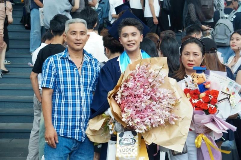 Chàng trai xúc động vì lần đầu có ảnh chụp cùng ba mẹ trong lễ tốt nghiệp - Ảnh 1. Chàng trai xúc động vì lần đầu có ảnh chụp cùng ba mẹ trong lễ tốt nghiệp - Ảnh 1.