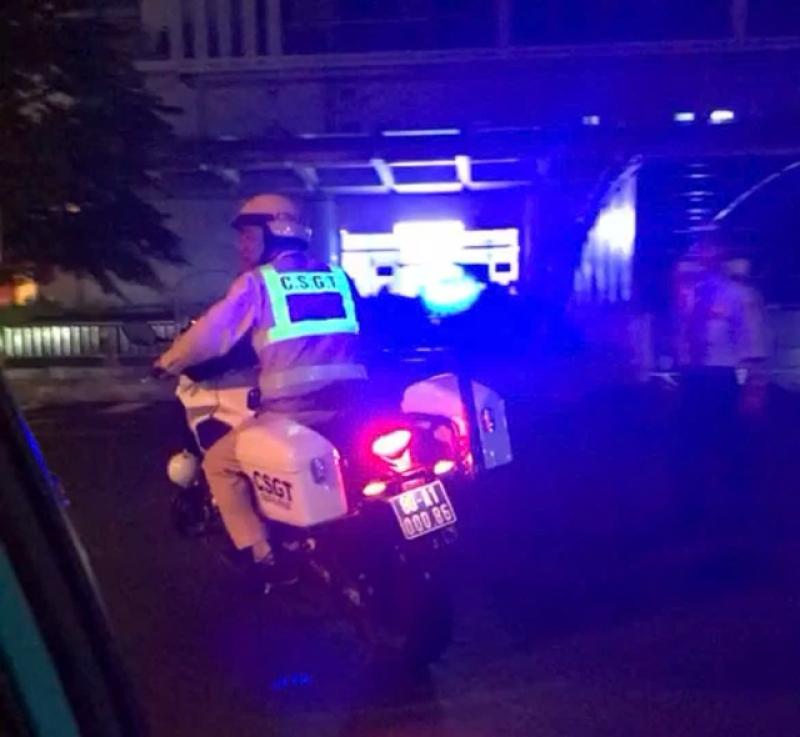 Chiến sĩ Cục CSGT dẫn đường taxi trên cao tốc, đưa bé trai đi cấp cứu- Ảnh 1. Chiến sĩ Cục CSGT dẫn đường taxi trên cao tốc, đưa bé trai đi cấp cứu- Ảnh 1.