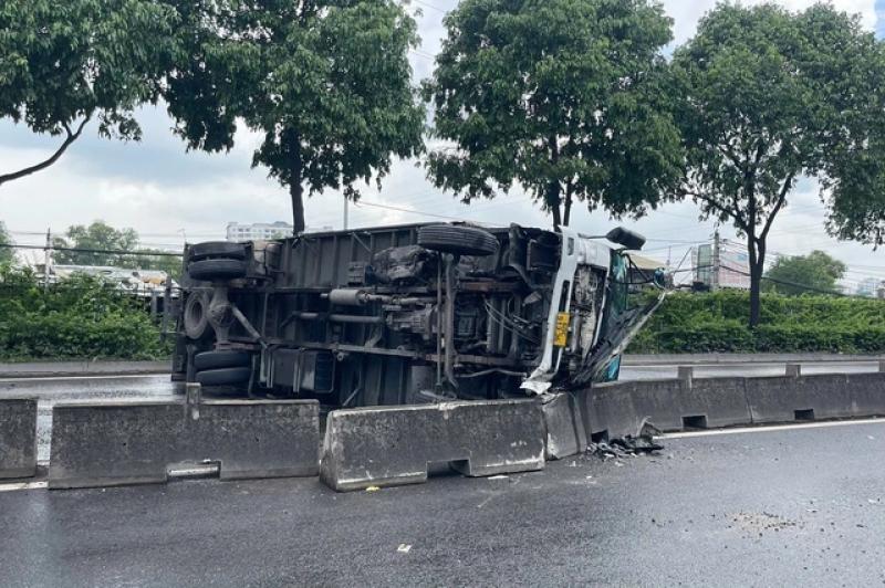TP.HCM: Hai xe tông dải phân cách, đường Đỗ Mười ùn ứ kéo dài - Ảnh 1.