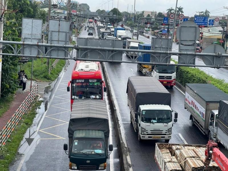 TP.HCM: Hai xe tông dải phân cách, đường Đỗ Mười ùn ứ kéo dài - Ảnh 4.