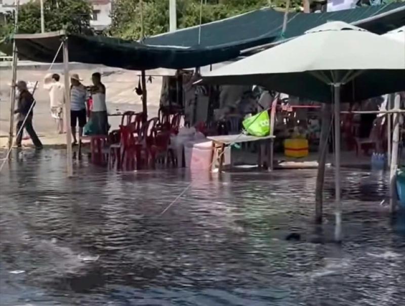Gia Lai: Nước thải đen kịt tràn ra biển Nhơn Lý- Ảnh 2. Gia Lai: Nước thải đen kịt tràn ra biển Nhơn Lý- Ảnh 2.