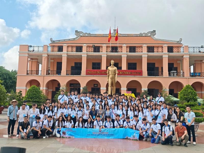 Hơn 100 kiều bào trẻ từ khắp thế giới đến TP.HCM tìm hiểu lịch sử - Ảnh 2.