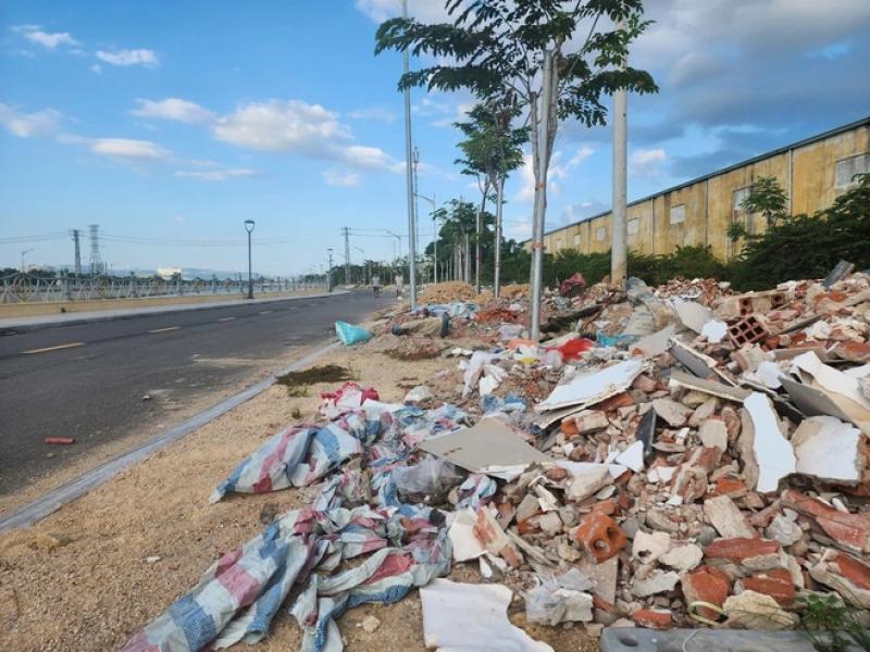 Gia Lai: Rác thải ngập tràn hai bên đường hệ thống thoát lũ 600 tỉ đồng- Ảnh 6. Gia Lai: Rác thải ngập tràn hai bên đường hệ thống thoát lũ 600 tỉ đồng- Ảnh 6.