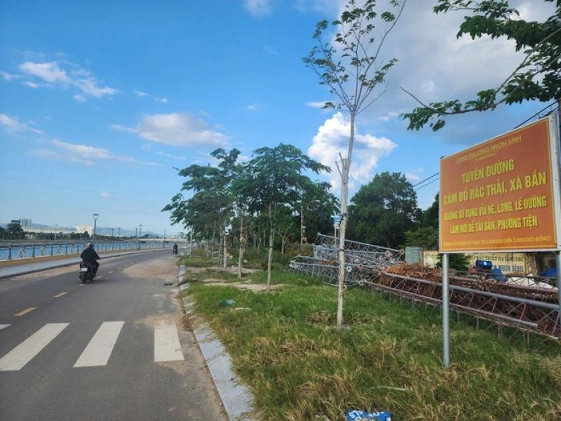 Gia Lai: Rác thải ngập tràn hai bên đường hệ thống thoát lũ 600 tỉ đồng- Ảnh 7. Gia Lai: Rác thải ngập tràn hai bên đường hệ thống thoát lũ 600 tỉ đồng- Ảnh 7.