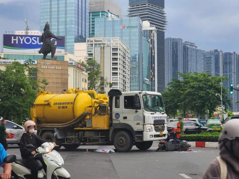 Người phụ nữ tử vong dưới bánh xe bồn ở trung tâm TP.HCM- Ảnh 1. Người phụ nữ tử vong dưới bánh xe bồn ở trung tâm TP.HCM- Ảnh 1.
