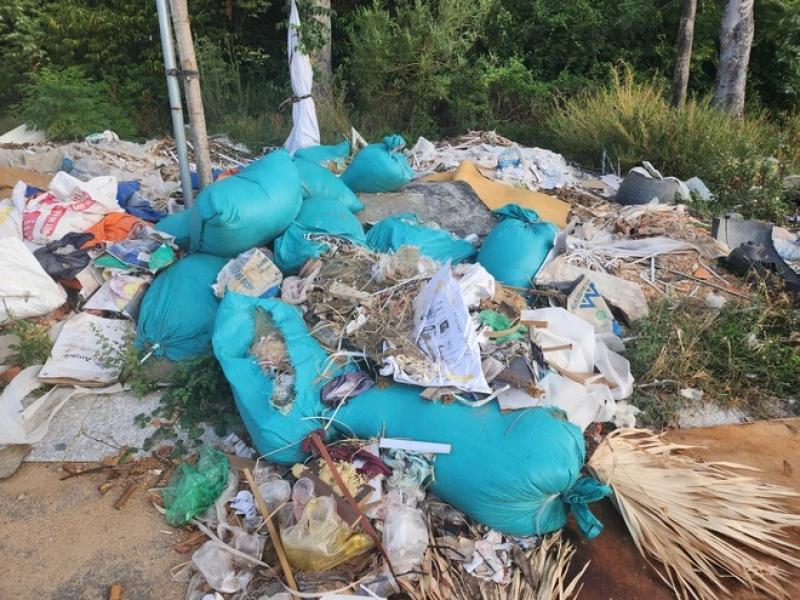 Gia Lai: Rác thải ngập tràn hai bên đường hệ thống thoát lũ 600 tỉ đồng- Ảnh 4. Gia Lai: Rác thải ngập tràn hai bên đường hệ thống thoát lũ 600 tỉ đồng- Ảnh 4.
