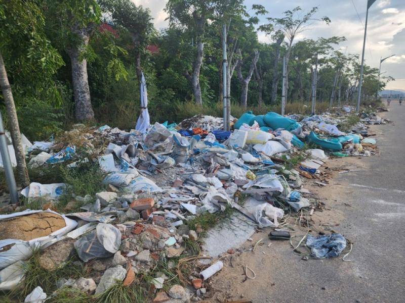 Gia Lai: Rác thải ngập tràn hai bên đường hệ thống thoát lũ 600 tỉ đồng- Ảnh 1. Gia Lai: Rác thải ngập tràn hai bên đường hệ thống thoát lũ 600 tỉ đồng- Ảnh 1.