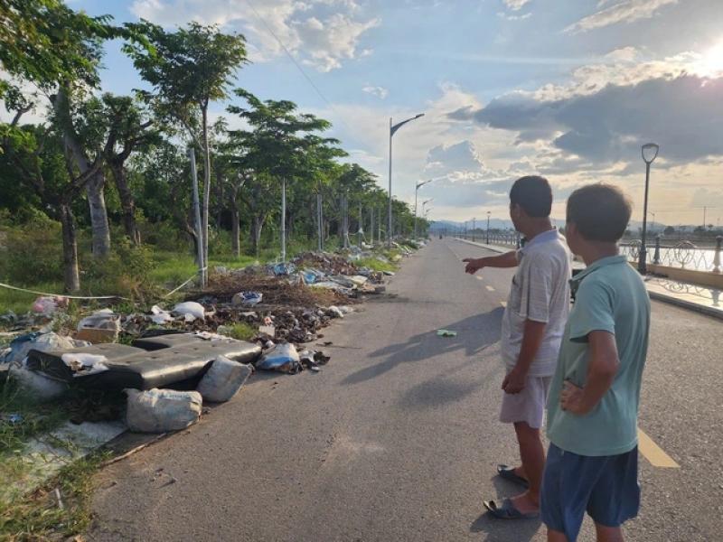 Gia Lai: Rác thải ngập tràn hai bên đường hệ thống thoát lũ 600 tỉ đồng- Ảnh 3. Gia Lai: Rác thải ngập tràn hai bên đường hệ thống thoát lũ 600 tỉ đồng- Ảnh 3.