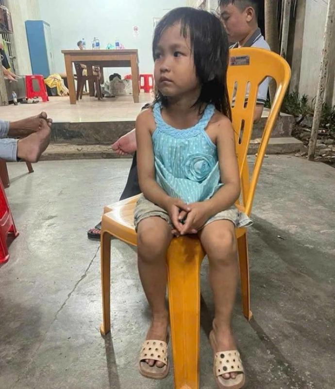 TP.HCM: Bé gái đi lạc vào quán cà phê vùng ven, 8 ngày chưa ai đến nhận - Ảnh 1.