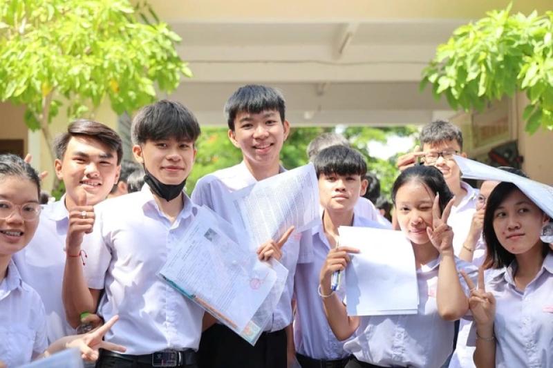 Khánh Hòa: 97,71% học sinh tốt nghiệp THPT, thủ khoa mơ làm giáo viên Toán - Ảnh 1.
