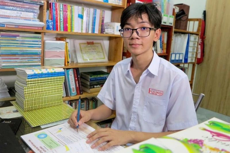 Khánh Hòa: 97,71% học sinh tốt nghiệp THPT, thủ khoa mơ làm giáo viên Toán - Ảnh 3.