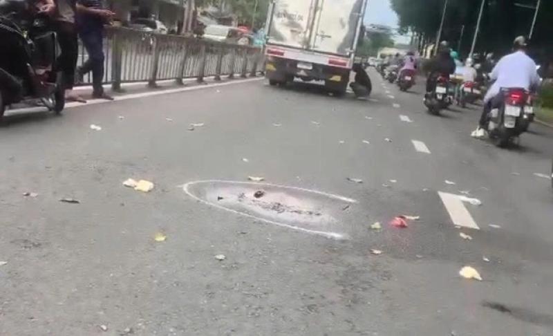 TP.HCM: Va chạm xe tải, cô gái trẻ tử vong thương tâm- Ảnh 1. TP.HCM: Va chạm xe tải, cô gái trẻ tử vong thương tâm- Ảnh 1.