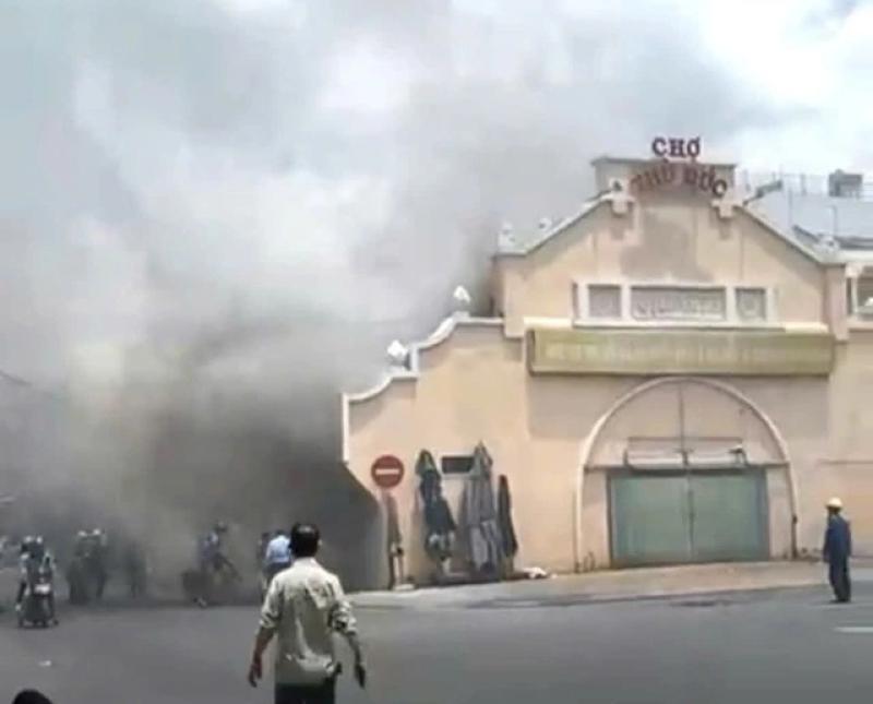 TP.HCM: Chập điện gây cháy ở chợ Thủ Đức - Ảnh 1.