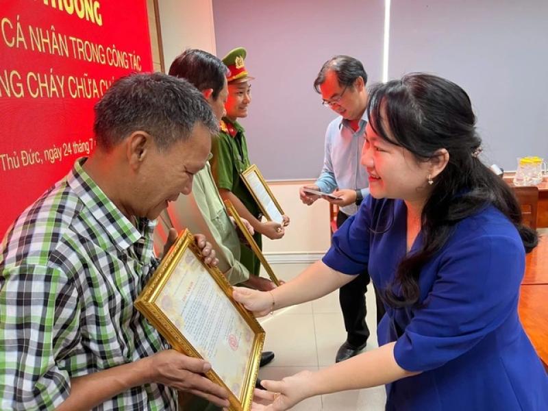 Kịp thời, dũng cảm, nghĩa tình trong vụ cháy chợ Thủ Đức - Ảnh 2.