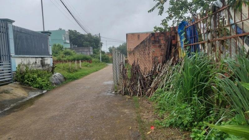 Xây hàng rào giữa đường để 'giữ đất nhà mình'- Ảnh 1. Xây hàng rào giữa đường để 'giữ đất nhà mình'- Ảnh 1.