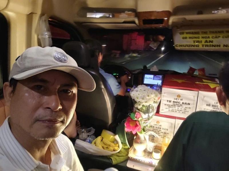 Trên chuyến xe thiêng đưa 5 liệt sĩ về quê mẹ- Ảnh 1. Trên chuyến xe thiêng đưa 5 liệt sĩ về quê mẹ- Ảnh 1.