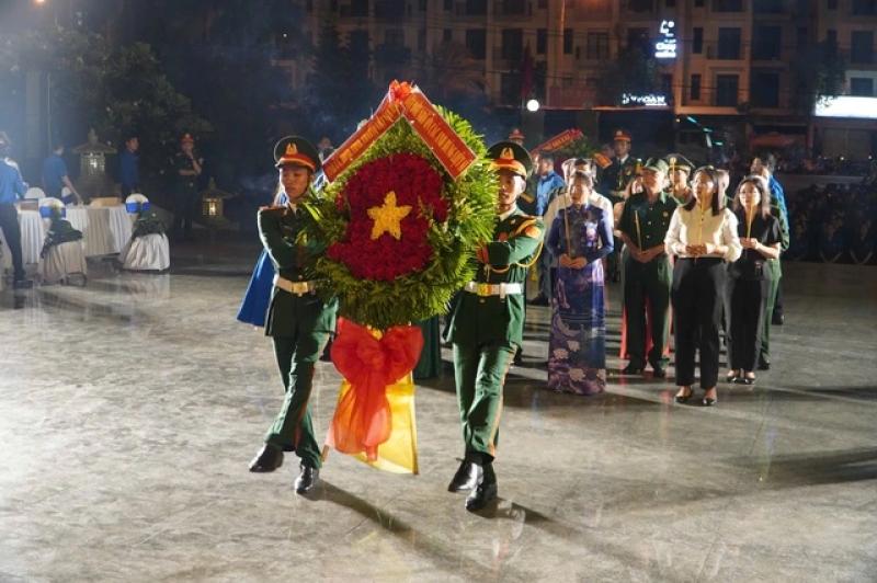 Ngàn ngọn nến hòa bình thắp sáng nghĩa trang liệt sĩ - Ảnh 1.