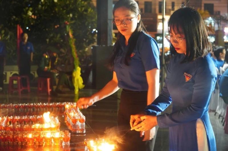 Ngàn ngọn nến hòa bình thắp sáng nghĩa trang liệt sĩ - Ảnh 4.