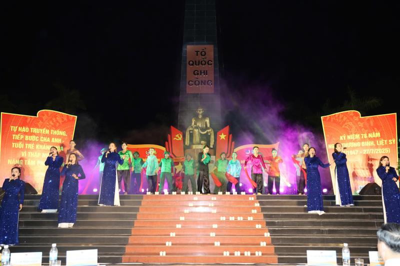 Hàng trăm đoàn viên, thanh niên Khánh Hòa thắp nến tri ân các anh hùng liệt sĩ- Ảnh 1.