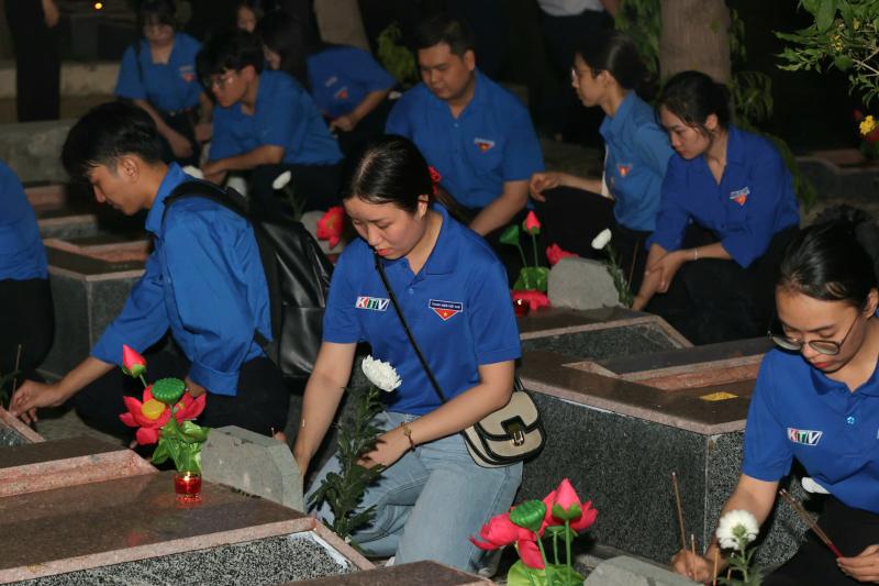 Hàng trăm đoàn viên, thanh niên Khánh Hòa thắp nến tri ân các anh hùng liệt sĩ- Ảnh 9.