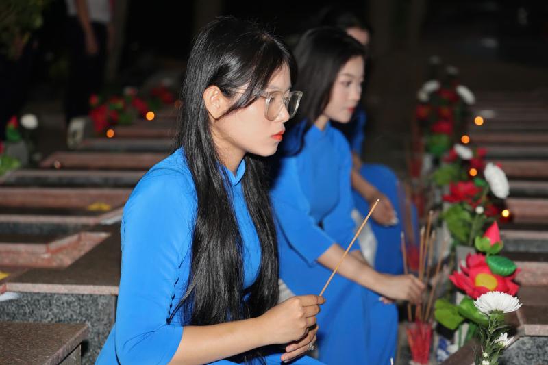 Hàng trăm đoàn viên, thanh niên Khánh Hòa thắp nến tri ân các anh hùng liệt sĩ- Ảnh 6.