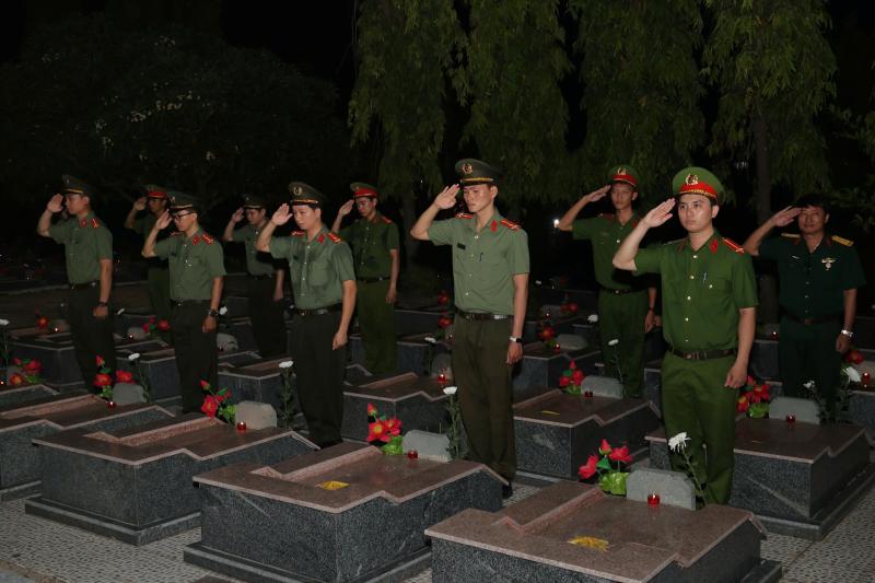 Hàng trăm đoàn viên, thanh niên Khánh Hòa thắp nến tri ân các anh hùng liệt sĩ- Ảnh 8.