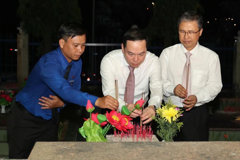 Hàng trăm đoàn viên, thanh niên Khánh Hòa thắp nến tri ân các anh hùng liệt sĩ- Ảnh 5.