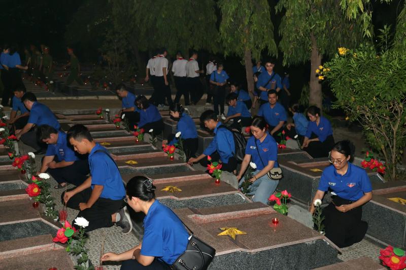 Hàng trăm đoàn viên, thanh niên Khánh Hòa thắp nến tri ân các anh hùng liệt sĩ- Ảnh 4.