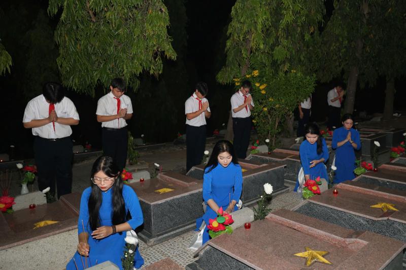 Hàng trăm đoàn viên, thanh niên Khánh Hòa thắp nến tri ân các anh hùng liệt sĩ- Ảnh 7.