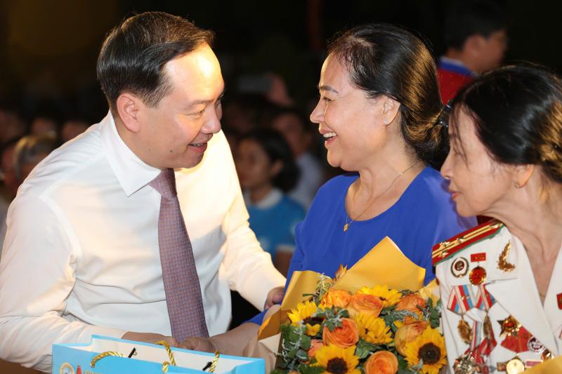 Hàng trăm đoàn viên, thanh niên Khánh Hòa thắp nến tri ân các anh hùng liệt sĩ- Ảnh 2.