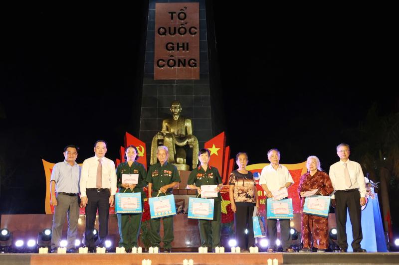Hàng trăm đoàn viên, thanh niên Khánh Hòa thắp nến tri ân các anh hùng liệt sĩ- Ảnh 3.