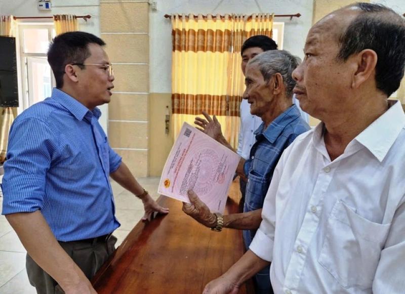Cấp sổ hồng cho người dân: 'Làm vì nhân dân chứ không phải để lấy thành tích'- Ảnh 3. Cấp sổ hồng cho người dân: 'Làm vì nhân dân chứ không phải để lấy thành tích'- Ảnh 3.