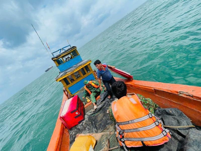 TP.HCM: Ghe cá bị chìm ngoài khơi, 2 ngư dân được cứu sống - Ảnh 1.