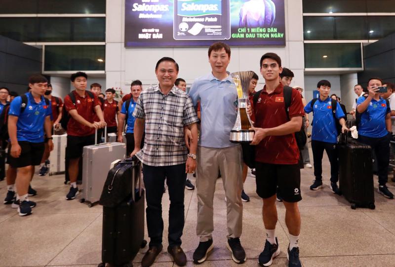 U.23 Việt Nam trở về trong vòng tay ấm áp của khán giả, thầy Kim nói lời từ đáy lòng- Ảnh 9. U.23 Việt Nam trở về trong vòng tay ấm áp của khán giả, thầy Kim nói lời từ đáy lòng- Ảnh 9.