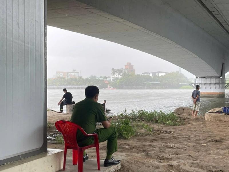 Tìm cô gái nhảy cầu, phát hiện 2 thi thể nam giới dưới sông Sài Gòn- Ảnh 1. Tìm cô gái nhảy cầu, phát hiện 2 thi thể nam giới dưới sông Sài Gòn- Ảnh 1.