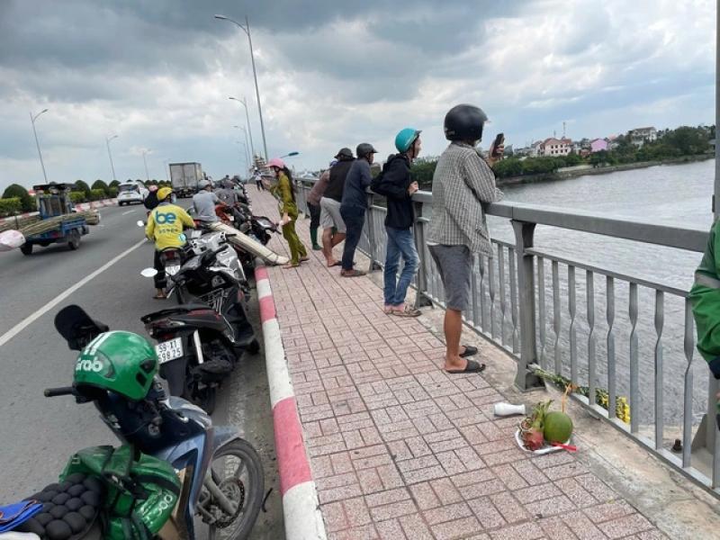 Tìm cô gái nhảy cầu, phát hiện 2 thi thể nam giới dưới sông Sài Gòn- Ảnh 2. Tìm cô gái nhảy cầu, phát hiện 2 thi thể nam giới dưới sông Sài Gòn- Ảnh 2.