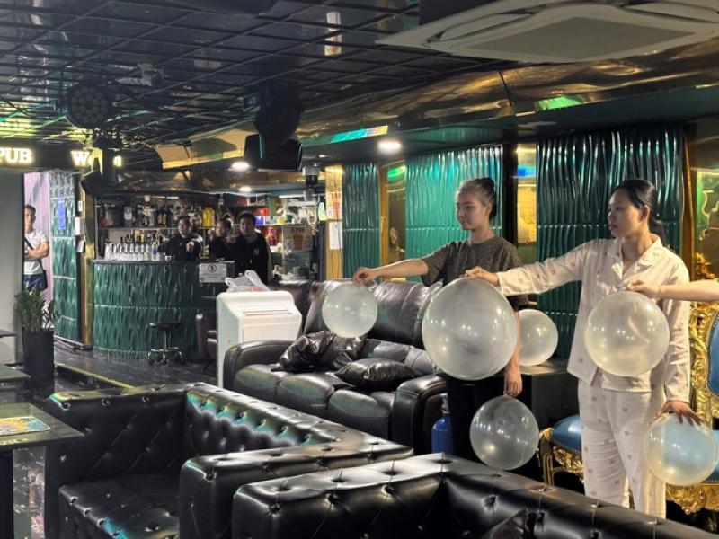 Quán bar Bùi Viện buôn bán khí cười trái phép thu lợi bất chính trăm tỷ đồng- Ảnh 4. Quán bar Bùi Viện buôn bán khí cười trái phép thu lợi bất chính trăm tỷ đồng- Ảnh 4.