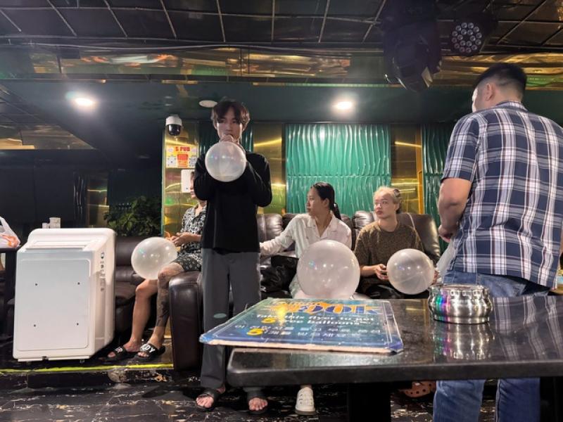 Quán bar Bùi Viện buôn bán khí cười trái phép thu lợi bất chính trăm tỷ đồng- Ảnh 3. Quán bar Bùi Viện buôn bán khí cười trái phép thu lợi bất chính trăm tỷ đồng- Ảnh 3.