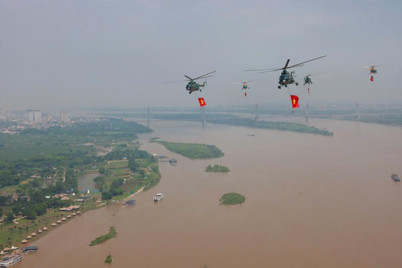 Trực thăng quân sự treo cờ bay diễu binh vào trung tâm Hà Nội- Ảnh 2.
