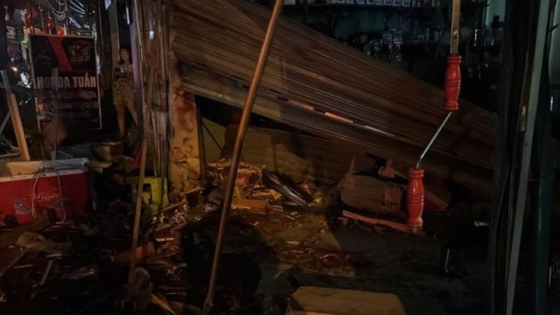 TP.HCM: Ô tô tông vào 2 nhà dân, 2 người đi cấp cứu- Ảnh 2. TP.HCM: Ô tô tông vào 2 nhà dân, 2 người đi cấp cứu- Ảnh 2.