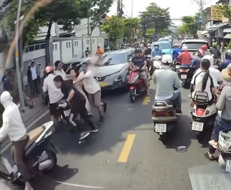 TP.HCM: Nhóm người đậu ô tô giữa đường, đuổi đánh nhau khai gì?- Ảnh 2.