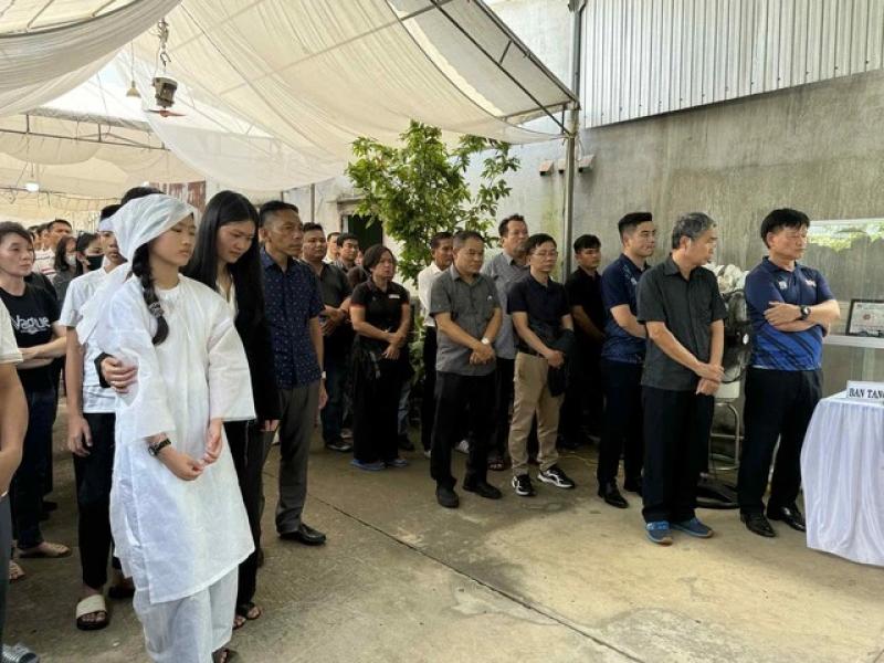 Tiễn đưa trọng tài Trần Đình Thịnh về nơi an nghỉ cuối cùng, Tổng thư ký VFF nói lời nghẹn ngào!- Ảnh 3. Tiễn đưa trọng tài Trần Đình Thịnh về nơi an nghỉ cuối cùng, Tổng thư ký VFF nói lời nghẹn ngào!- Ảnh 3.