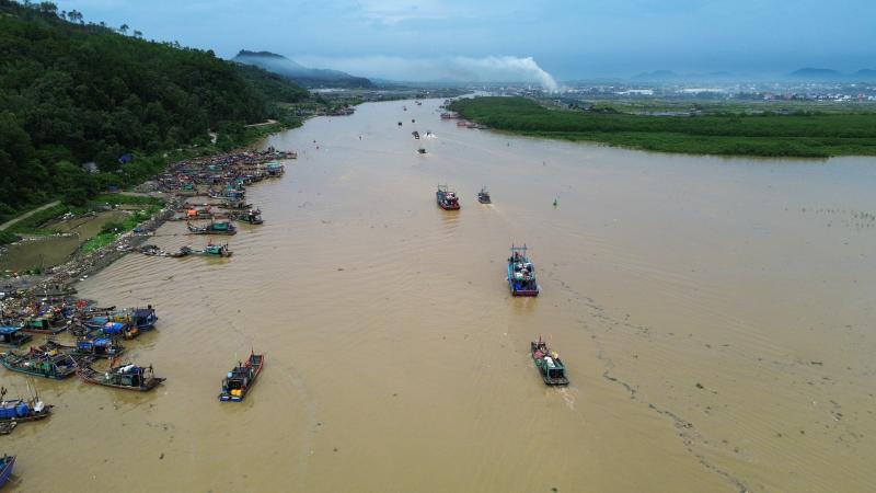 Tàu thuyền nối đuôi nhau đi tránh bão Kajiki- Ảnh 8.